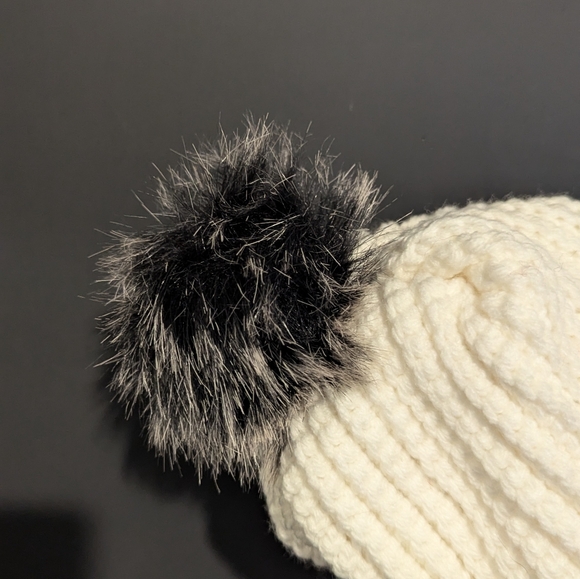 CROCHET WHITE WINTER HAT WITH FAUX FUR POM POM - Picture 2 of 4